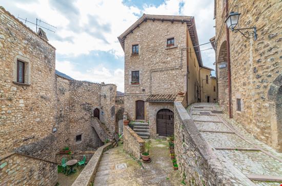 Vallo di Nera Tra i vicoli del borgo ValerioMei / Shutterstock.com 
