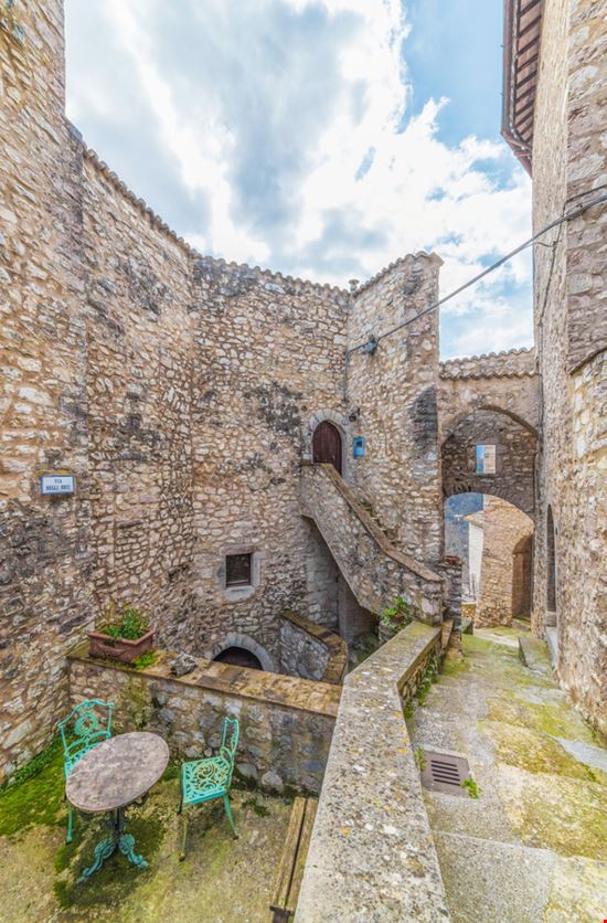 Vallo di Nera Tra i vicoli del borgo ValerioMei / Shutterstock.com 
