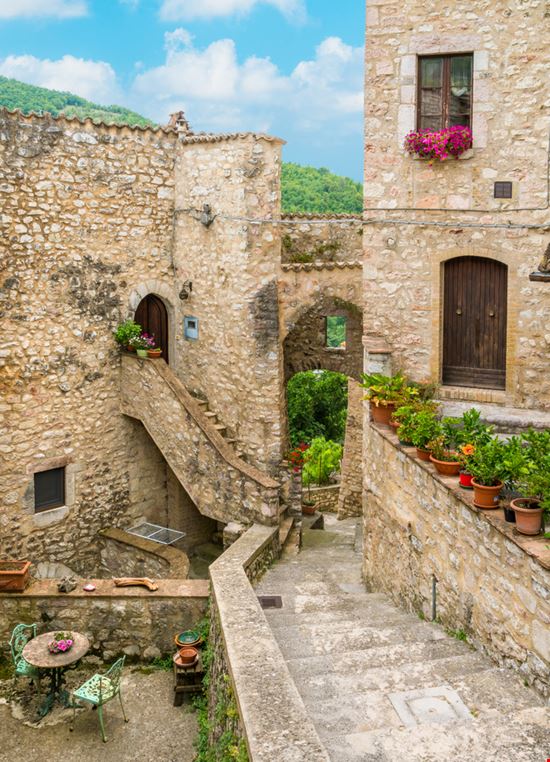 Vallo di Nera Tra i vicoli del borgo Stefano_Valeri - Shutterstock.com 