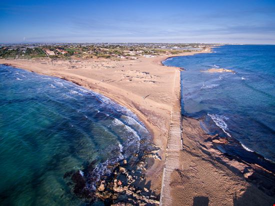 Isola delle Correnti   Il mare e l'isola maudanros - Shutterstock.com 