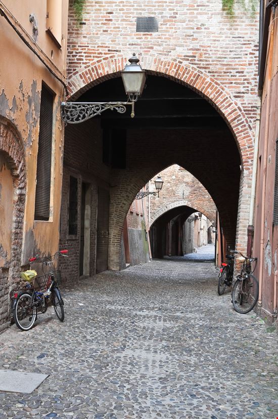 Via delle Volte Via delle Volte Mi.Ti. - Shutterstock.com 