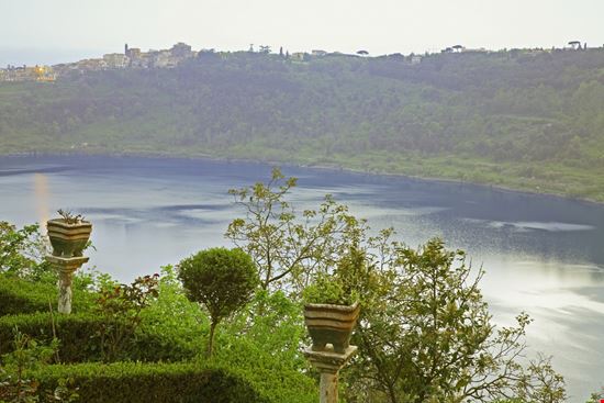 Lago di Nemi Lago di Nemi Shevchenko Andrey - Shutterstock.com 