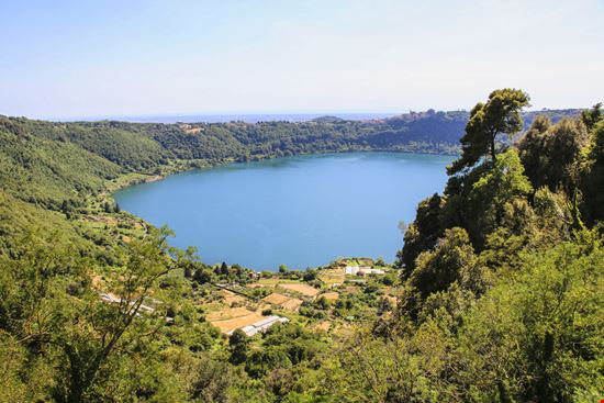Lago di Nemi Lago di Nemi MAVRITSINA IRINA - Shutterstock.com 