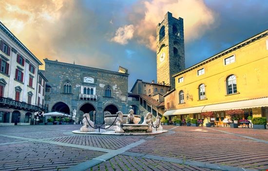 Bergamo Palazzo del Podestà stock.adobe.com 