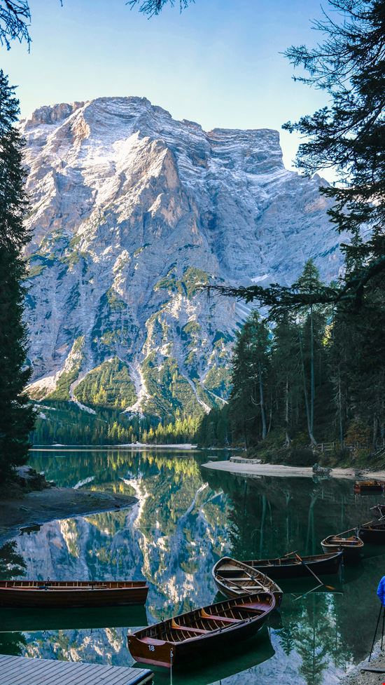 Lago di Braies Lago di Braies Lara Joy Schilhansl - Istockphoto.com 