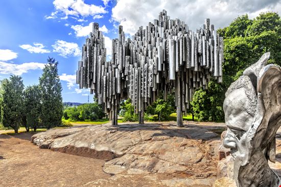 Monumento a Sibelius Monumento a Sibelius Maylat / Shutterstock.com 