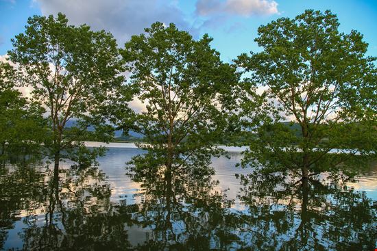 Lago di Canterno Lago di Canterno Lady_Wonka - Istockphoto.com 