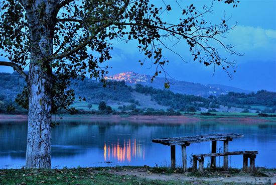 Lago di Canterno Lago di Canterno alessandro_pinto - Istockphoto.com 