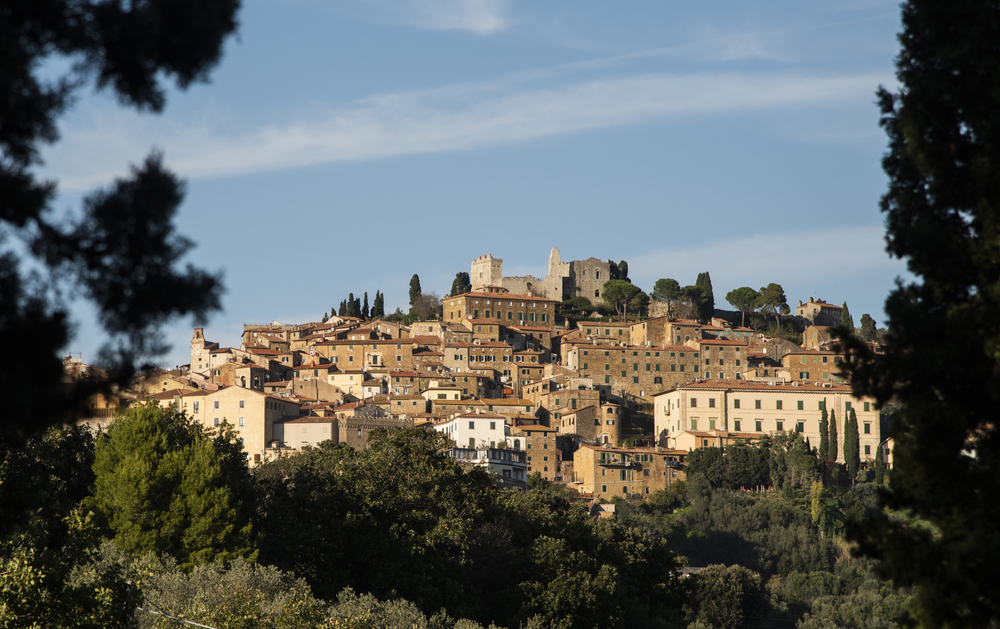 Il nome richiama il mare ma in realtà si trova in collina: puoi visitare il borgo dorato della Costa degli Etruschi anche solo in un weekend