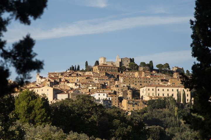 Il nome richiama il mare ma in realtà si trova in collina: puoi visitare il borgo dorato della Costa degli Etruschi anche solo in un weekend