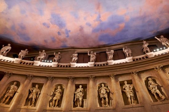 Teatro Olimpico Vicenza marcobrivio.photo / Shutterstock.com 