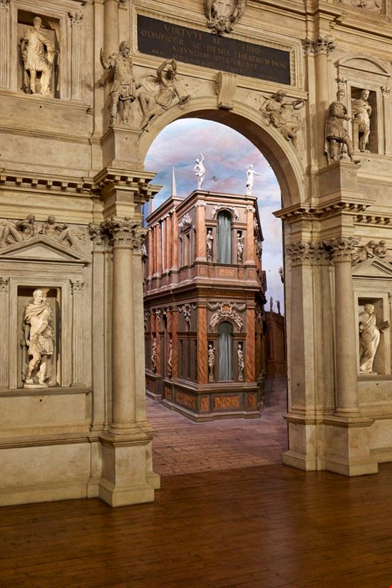 Teatro Olimpico Vicenza marcobrivio.photo / Shutterstock.com 