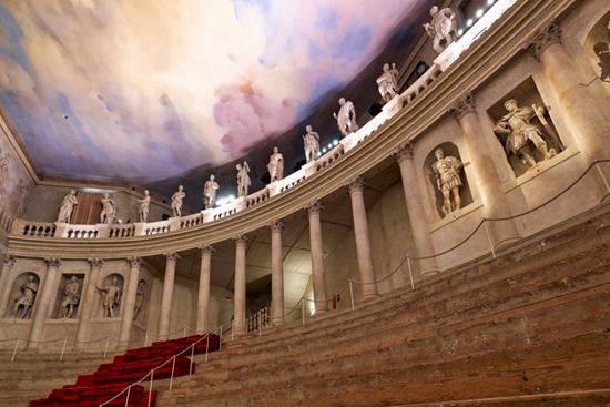 Teatro Olimpico Vicenza marcobrivio.photo / Shutterstock.com 