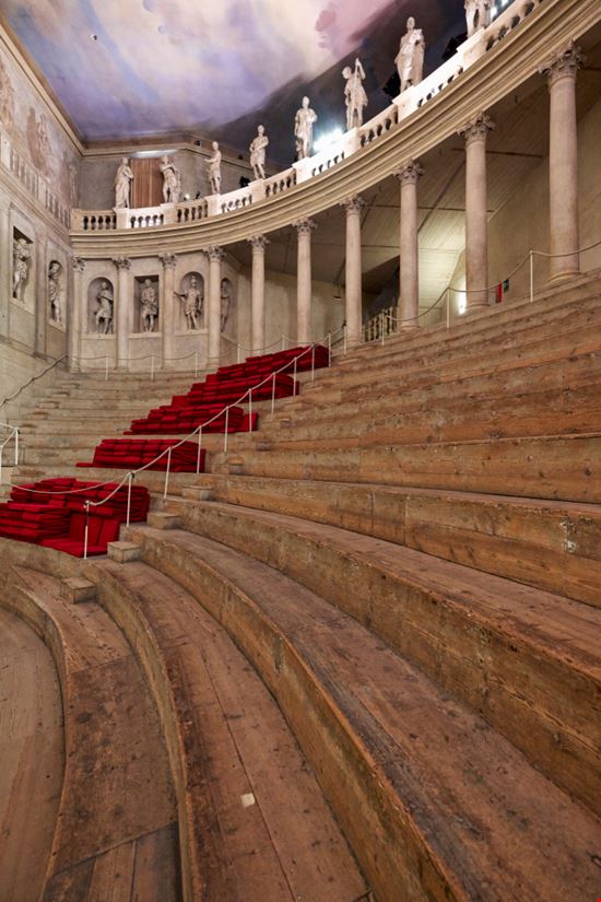 Teatro Olimpico Vicenza marcobrivio.photo / Shutterstock.com 