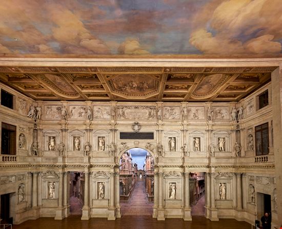 Teatro Olimpico Vicenza marcobrivio.photo / Shutterstock.com 