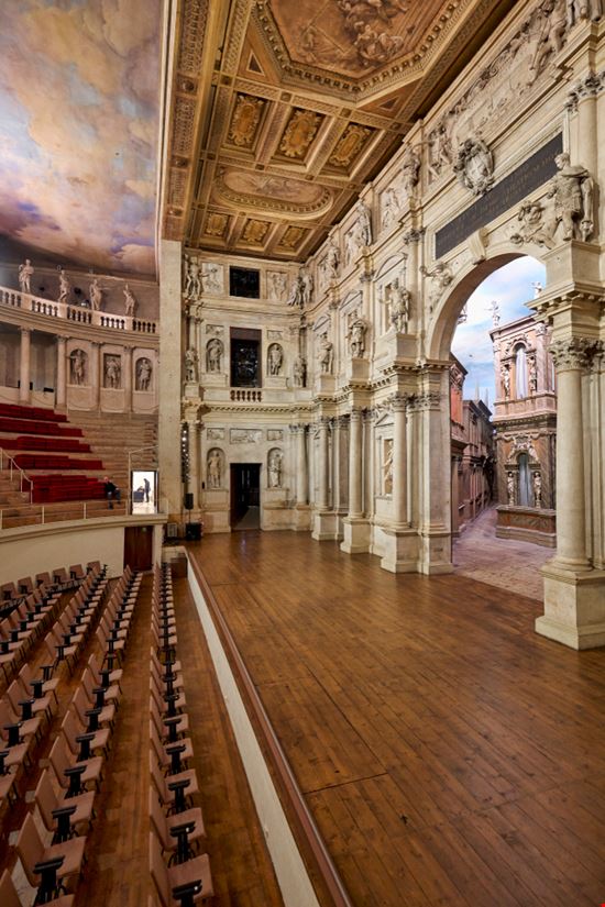 Teatro Olimpico Vicenza marcobrivio.photo / Shutterstock.com 