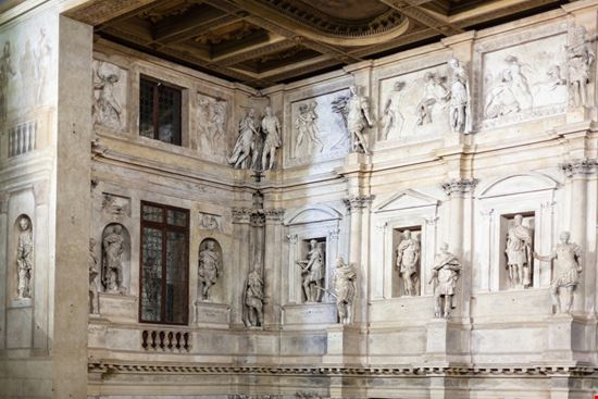 Teatro Olimpico Vicenza vvoe / Shutterstock.com 