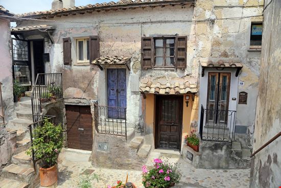 Calcata Il borgo degli artisti trotalo / Shutterstock.com 