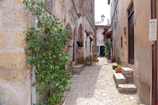Calcata Il borgo degli artisti trotalo / Shutterstock.com 