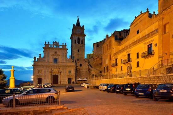 Cattedrale di San Giorgio Martire Cattedrale di San Giorgio Martire MaRap / Shutterstock.com 