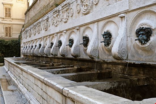 Fontana del Calamo o delle 13 Cannelle Fontana del Calamo o delle 13 Cannelle Dionisio iemma / Shutterstock.com 