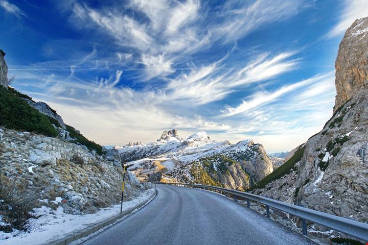 Si trova in Veneto, anche se a pochi chilometri dal confine con il Trentino Alto Adige, e raggiunge altezze superiori ai 2000 metri: è questo il passo di montagna perfetto per il tuo prossimo on the road d'alta quota