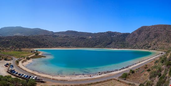 Lago Specchio di Venere Lago Specchio di Venere bepsy - Shutterstock.com 