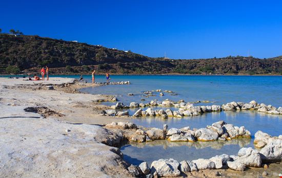 Lago Specchio di Venere Lago Specchio di Venere bepsy - Shutterstock.com 