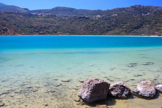 Lago Specchio di Venere Lago Specchio di Venere bepsy - Shutterstock.com 