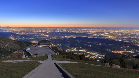 Il Sacrario del Monte Grappa Viste del Sacrario Marco Florian - Shutterstock.com 