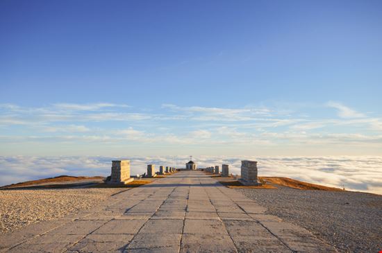Il Sacrario del Monte Grappa Viste del Sacrario CataFratto - Shutterstock.com 