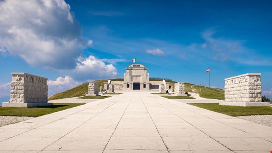 Il Sacrario del Monte Grappa Viste del Sacrario Alberto Stocco - Shutterstock.com 