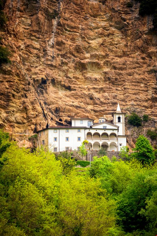 Eremo di Calòmini L'eremo nella roccia Massimo Santi - Shutterstock.com 
