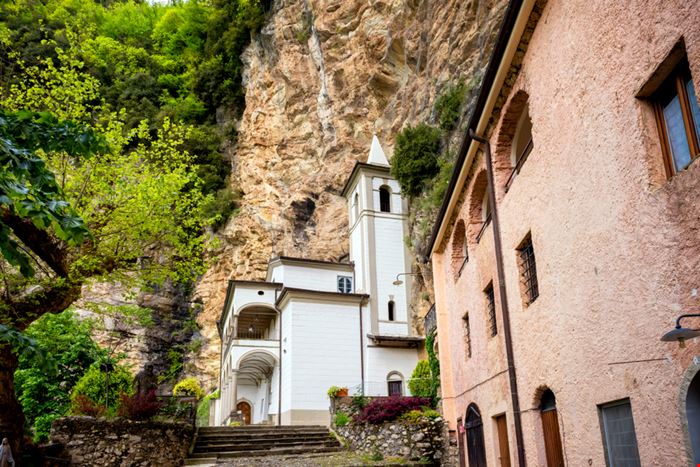 Eremo di Calòmini - L'eremo nella roccia - Massimo Santi - Shutterstock.com