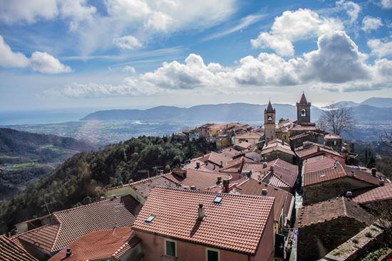 Fosdinovo Il castello Sandro Amato - Shutterstock.com 