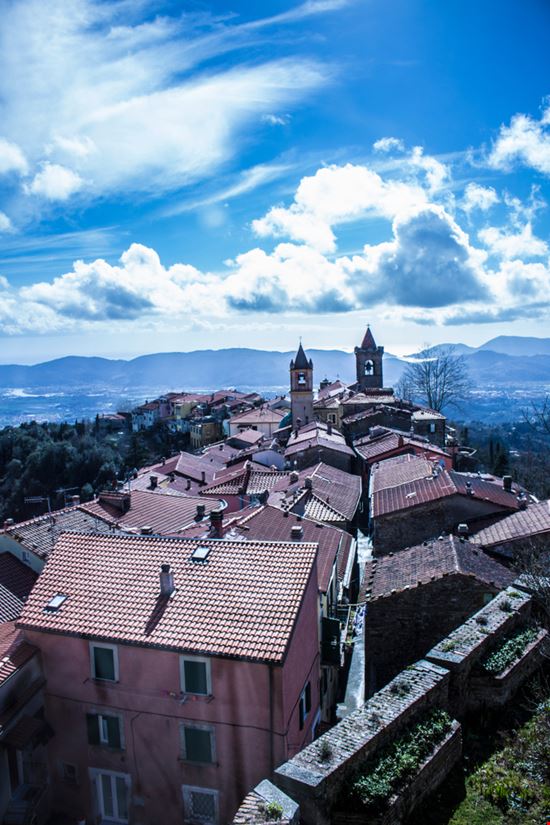 Fosdinovo Il castello Sandro Amato - Shutterstock.com 
