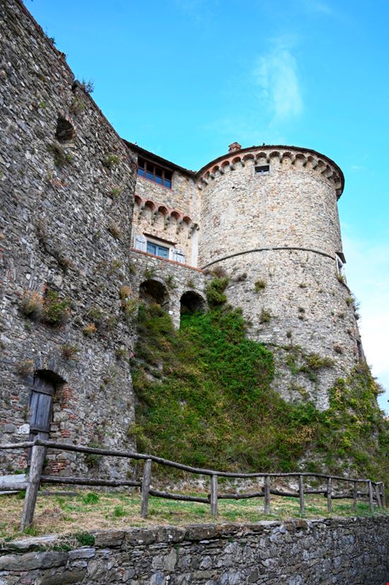 Fosdinovo Il castello SuperPapero - Shutterstock.com 
