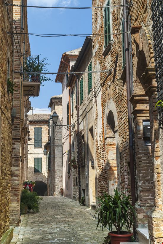 Piticchio Il borgo-castello delle Marche Claudio Giovanni Colombo - Shutterstock.com 