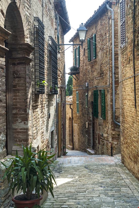 Piticchio Il borgo-castello delle Marche Claudio Giovanni Colombo - Shutterstock.com 