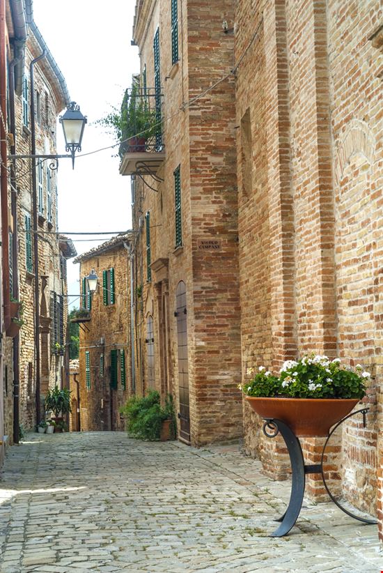 Piticchio Il borgo-castello delle Marche Claudio Giovanni Colombo - Shutterstock.com 