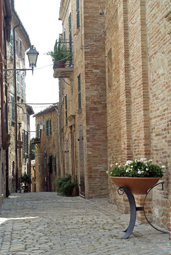 Piticchio Il borgo-castello delle Marche Claudio Giovanni Colombo - Shutterstock.com 