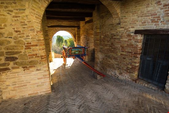 Piticchio Il borgo-castello delle Marche PaoloBruschi - Shutterstock.com 