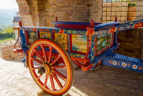 Piticchio Il borgo-castello delle Marche PaoloBruschi - Shutterstock.com 