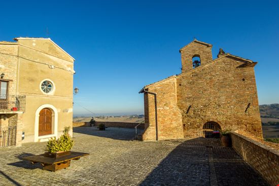 Piticchio Il borgo-castello delle Marche PaoloBruschi - Shutterstock.com 
