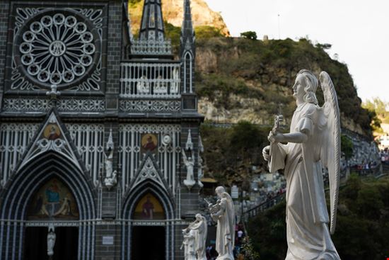 Santuario de Las Lajas Il santuario sospeso della Colombia ChrisVidal / Shutterstock.com 