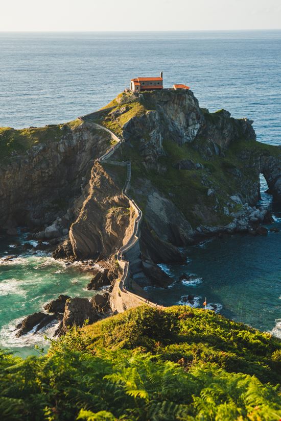 San Juan de Gaztelugatxe La spettacolare scalinata sul mare d'Europa Ioana Catalina E - Shutterstock.com 