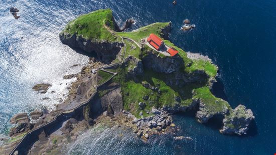 San Juan de Gaztelugatxe La spettacolare scalinata sul mare d'Europa Denis Zhitnik - Shutterstock.com 