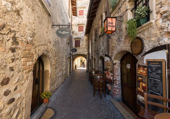 Torri del Benaco Torri del Benaco wjarek / Shutterstock.com 