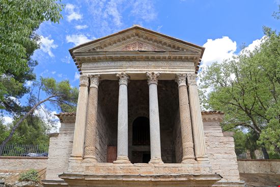 Tempietto del Clitunno Tempietto del Clitunno trotalo - Shutterstock.com 