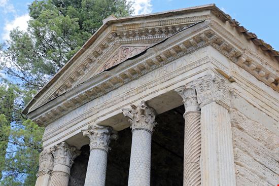 Tempietto del Clitunno Tempietto del Clitunno trotalo - Shutterstock.com 
